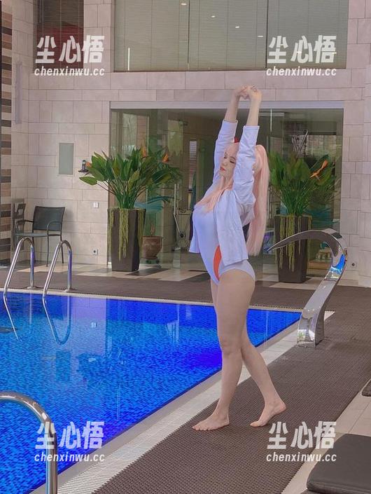 Alina Becker带你寄情于眼镜，最新cos竟然有这样的魔力！